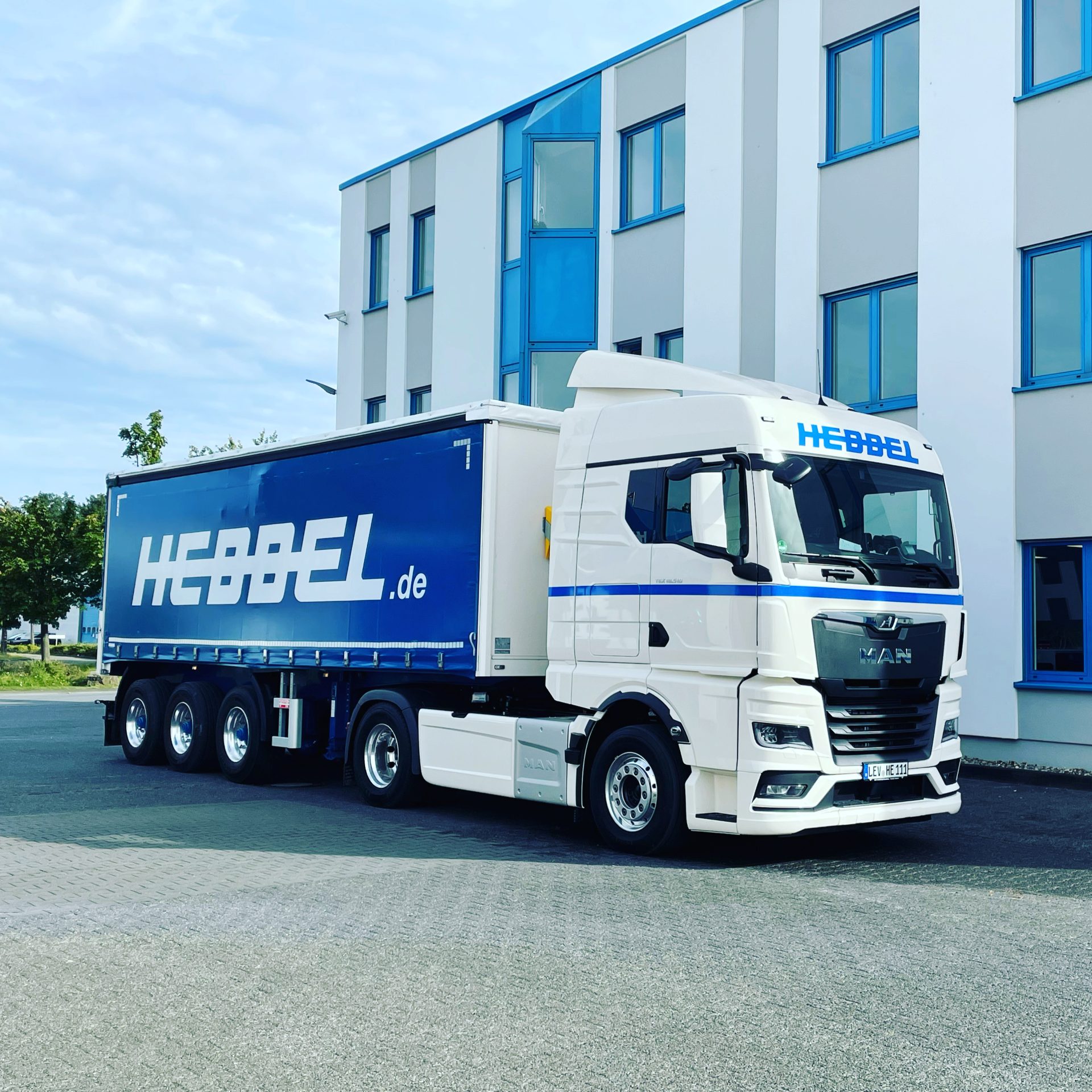 Spedition Schampera Gmbh & Co. Kg Spedition Hebbel Leverkusen: LKWs & Schwertransporte