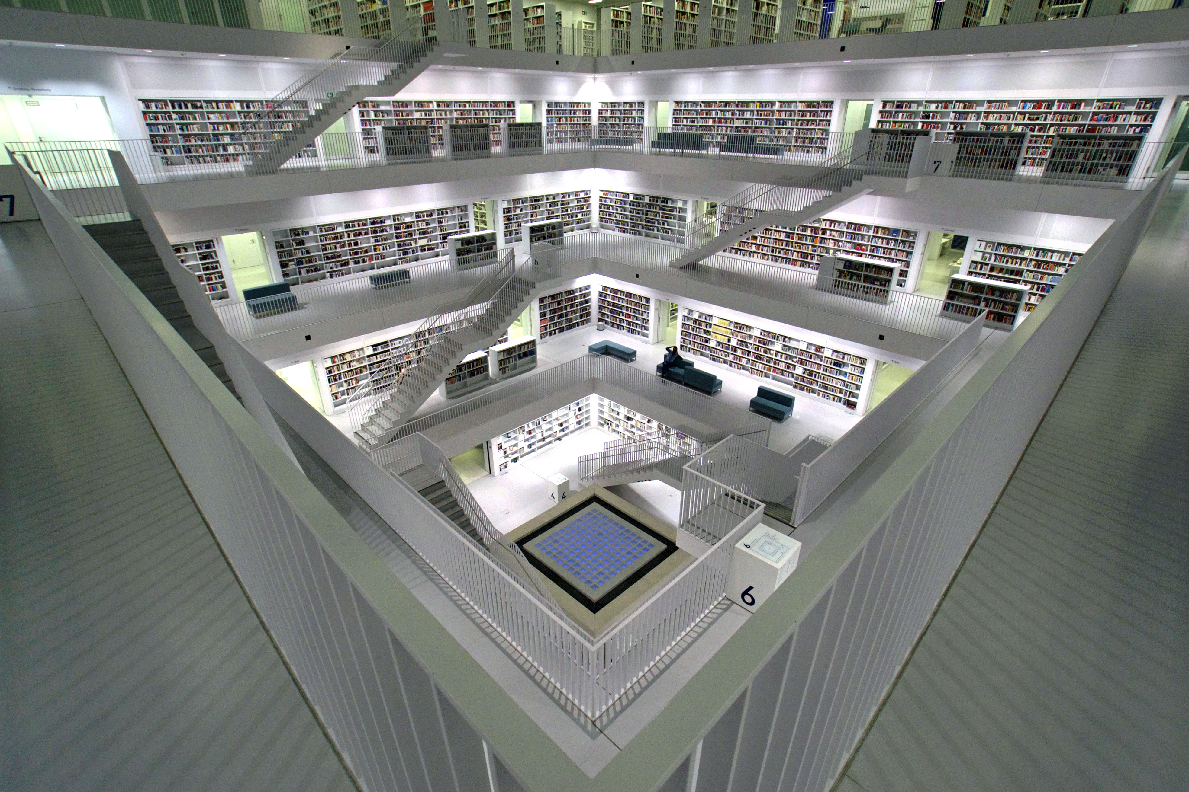 Bibliothek In Der Nähe Zum Lernen Stuttgarts Neue Bibliothek, traumhafte Architektur in blau und weiss