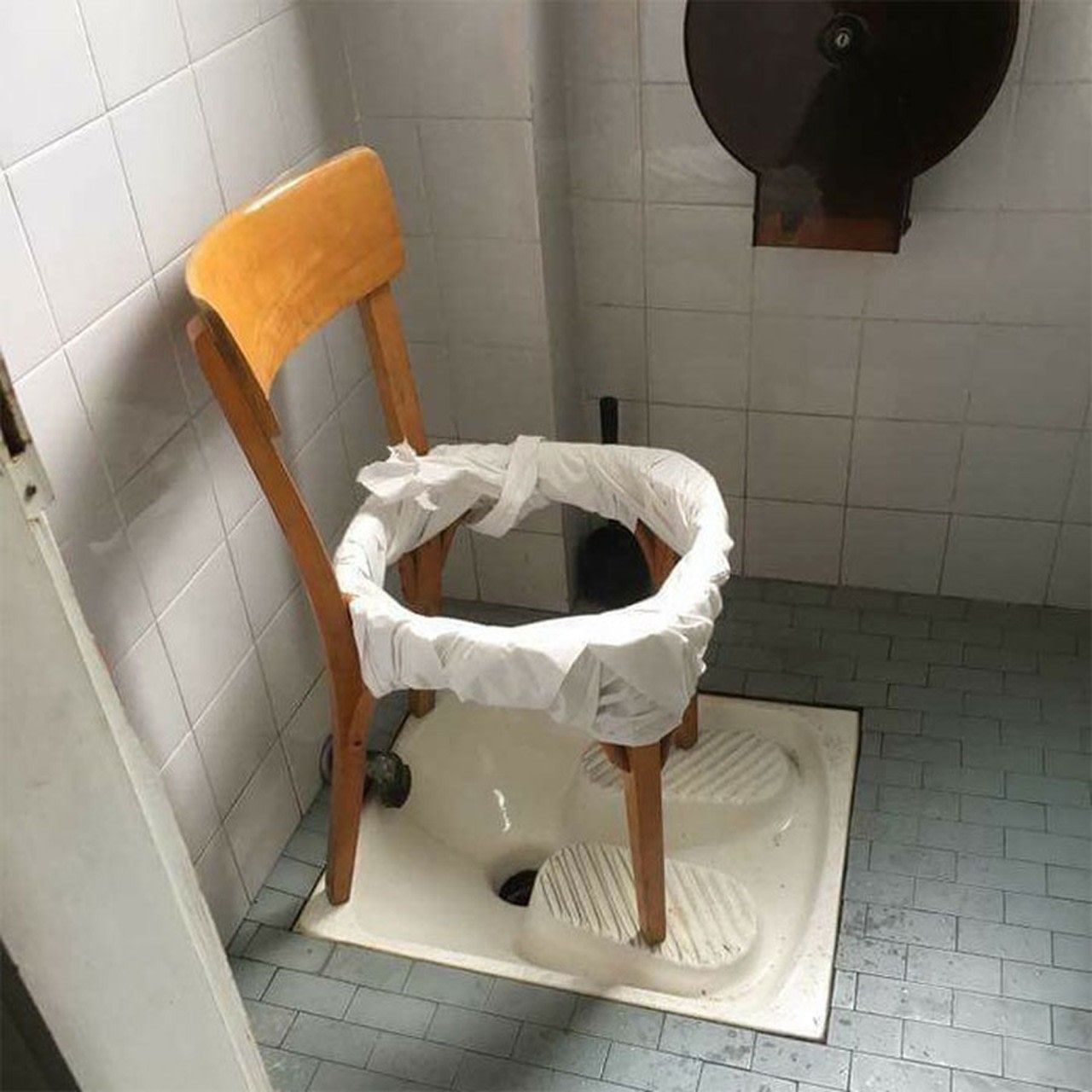 öffentliche Toilette In Der Nähe Jetzt Geöffnet Toiletten aus der Hölle | Cool toilets, Outside toilet, Toilet