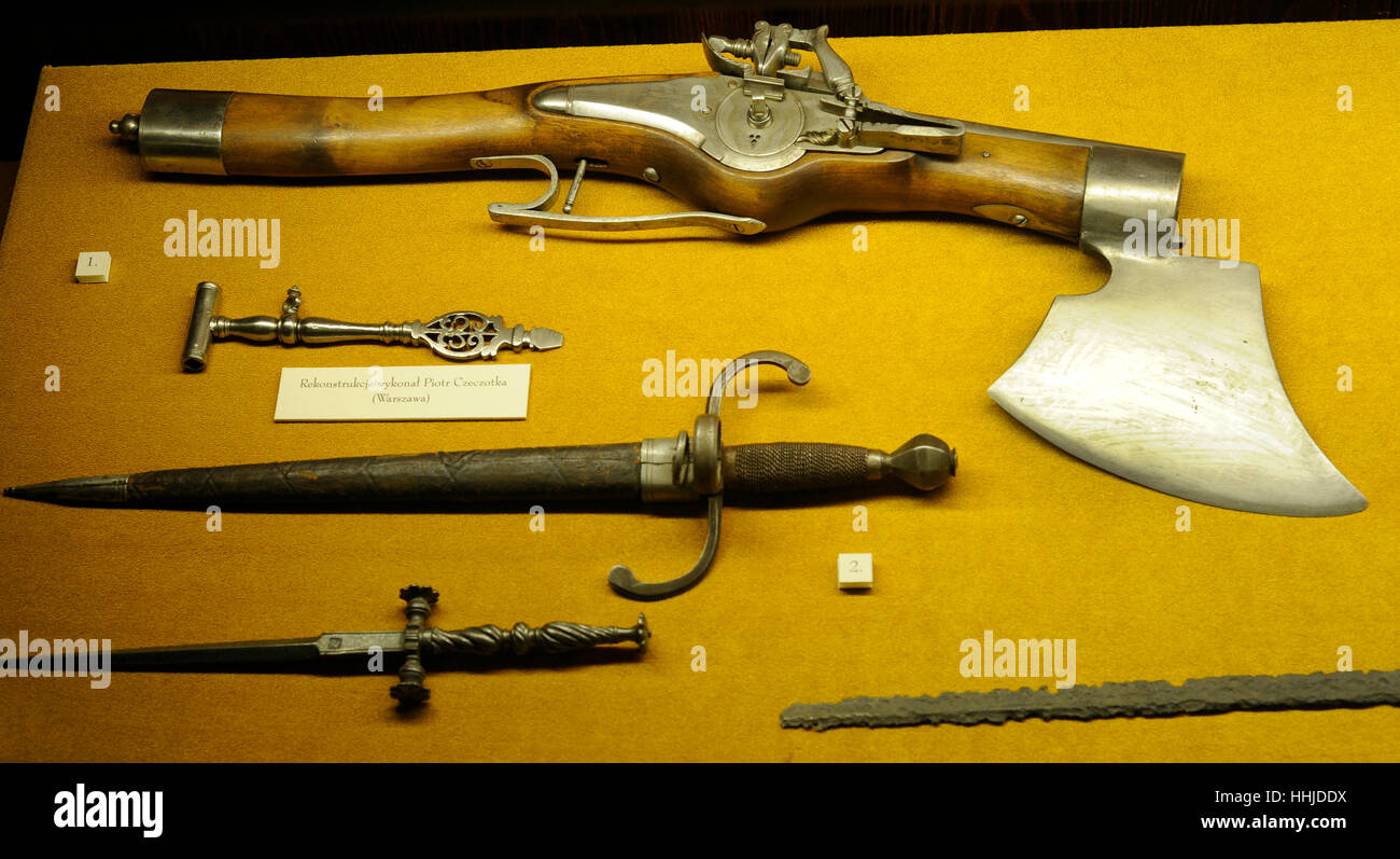 Historisches Museum Der Stadt Danzig Vitrine mit verschiedenen Waffen. Pistolen und Dolche. 17.-18