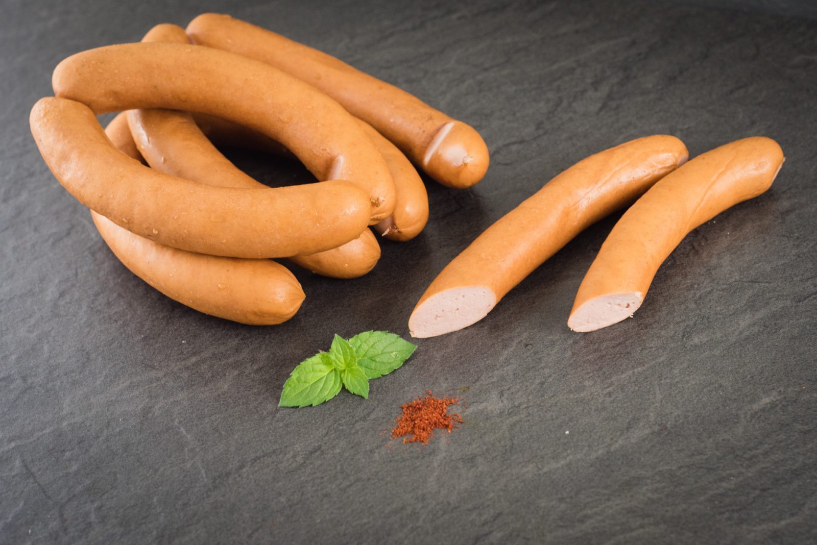 Wiener Cafehaus Breite Straße Lübeck 🆚What is the difference between "Wurstbrötchen" and "Hotdog