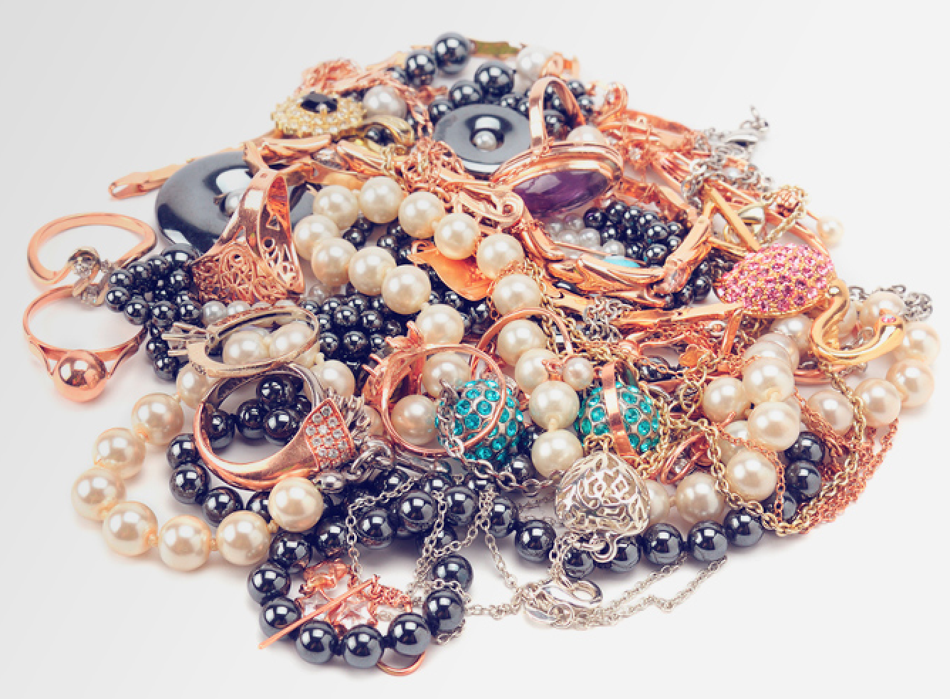 Schmuck An Und Verkauf In Der Nähe Worin unterscheiden sich Schmuck und Modeschmuck | Glitzerladen.de