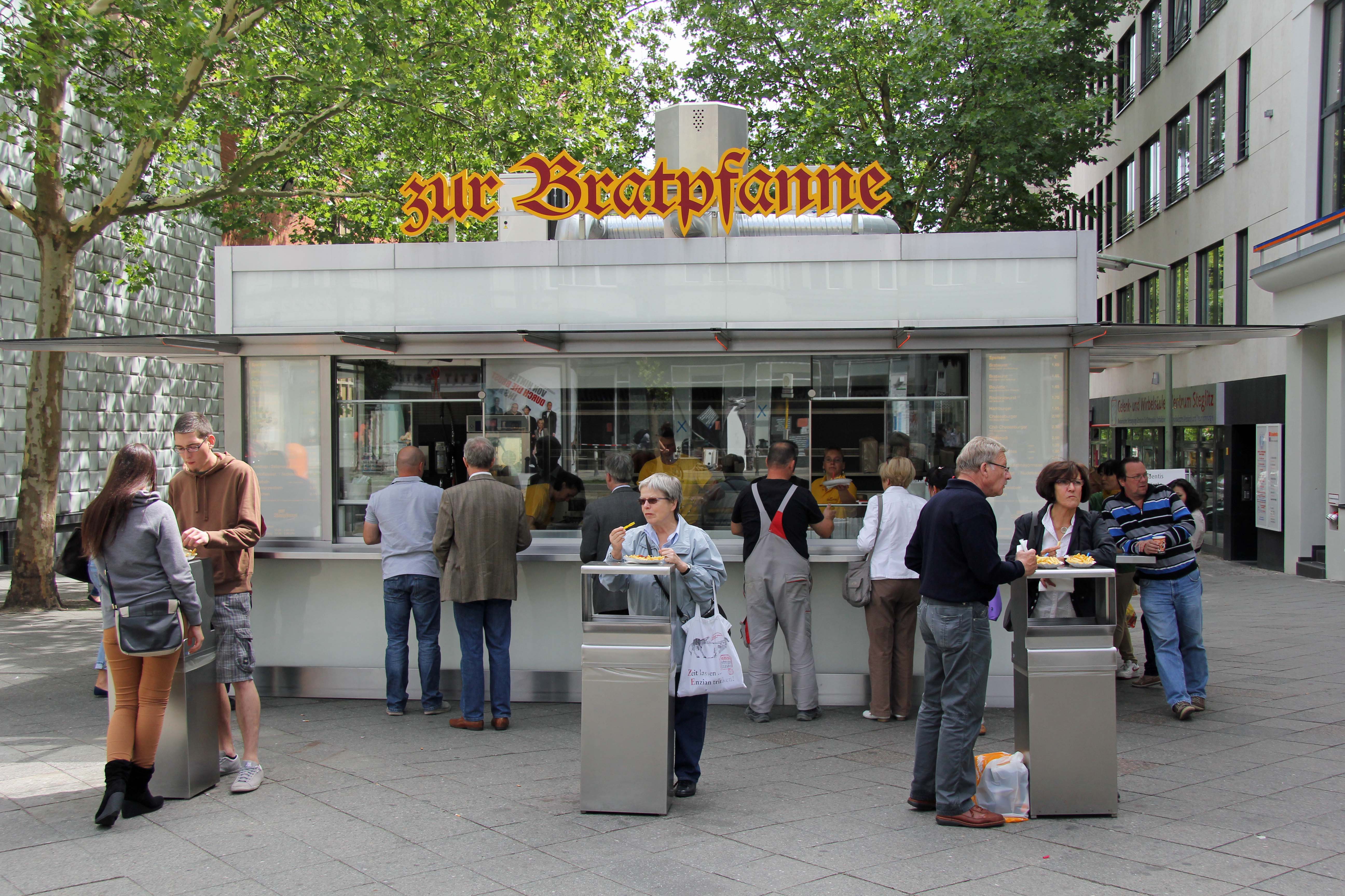 Imbiss In Meiner Nähe Jetzt Geöffnet Zur Bratpfanne - Putting the curry in Currywurst - andBerlin